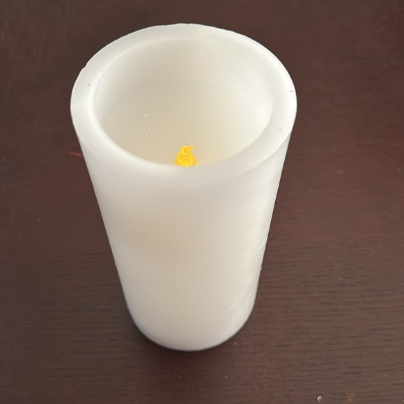 Set of three white real wax battery-operated candles - Picture 2 of 4